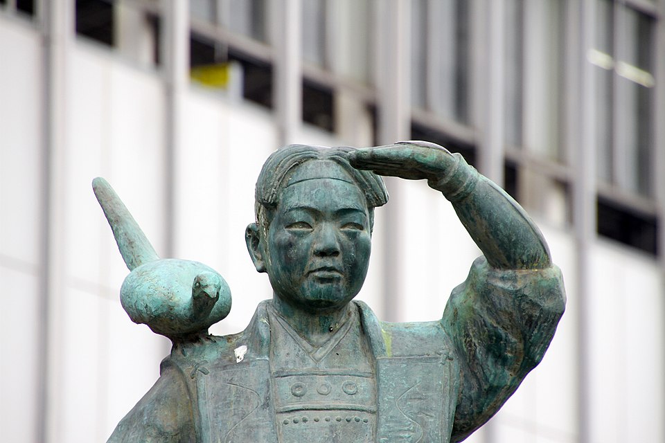 岡山駅前の桃太郎像